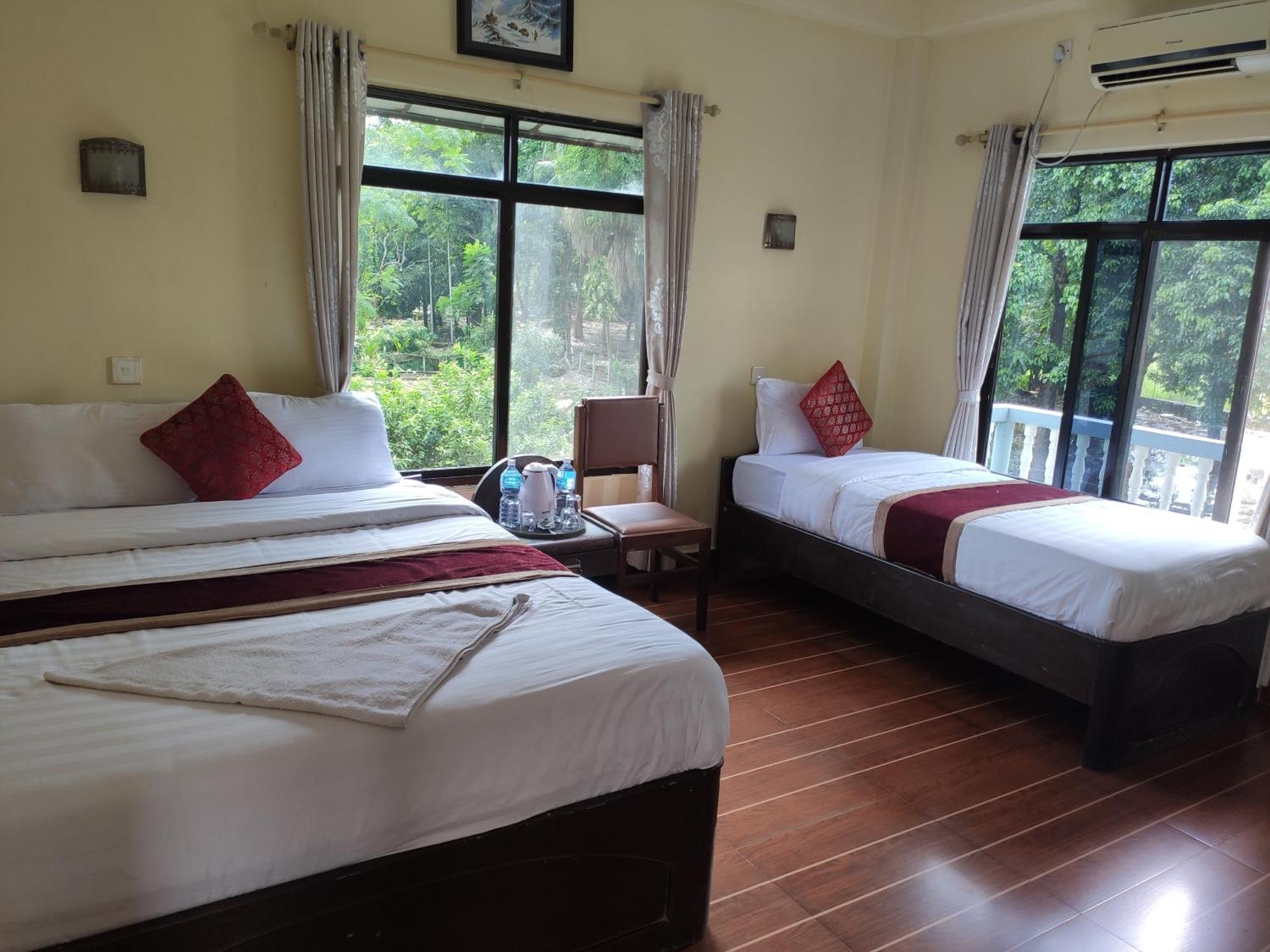 Peacock - A Family-Run Hotel Sauraha Exterior foto