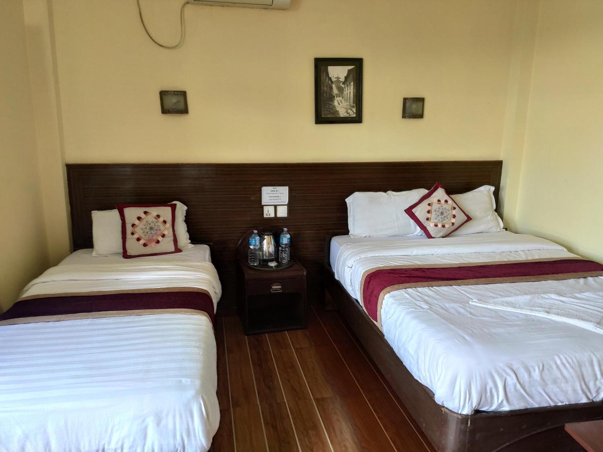 Peacock - A Family-Run Hotel Sauraha Exterior foto