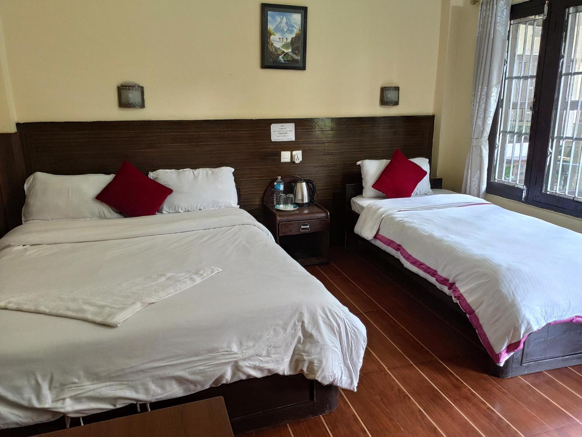 Peacock - A Family-Run Hotel Sauraha Exterior foto