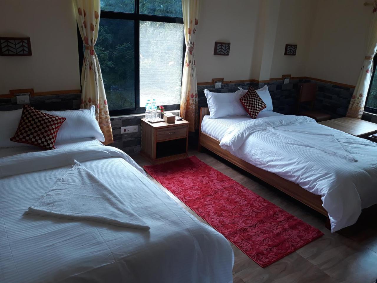 Peacock - A Family-Run Hotel Sauraha Exterior foto